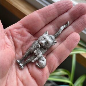 VTG Signed JJ (JONETTE) Pewter “Mama Cat & Kitten” ARTICULATING Brooch Pin